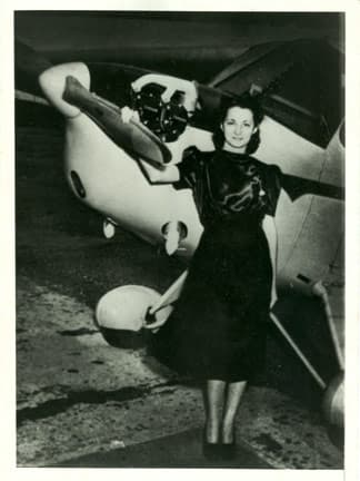 Portrait photograph of Venezuelan aviator Mary Calcaño.