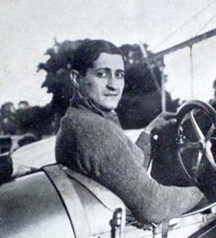 Portrait photograph of Paraguayan aviator Silvio Pettirossi, 1914.